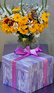 黄色野花布束 礼物盒 祝贺 假期 春天 新鲜的 绿色的 漂亮的图片