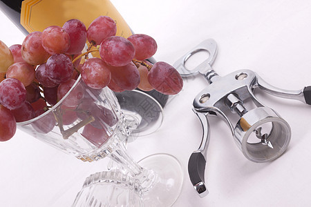 一瓶红酒和装满葡萄的玻璃 美食 食用 甜的 痕迹图片
