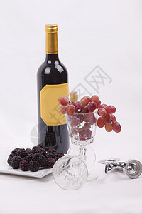 一瓶红酒和装满葡萄的玻璃 葡萄藤 美乐 食用 食物图片