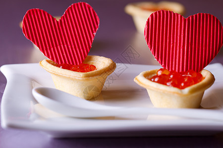 带有红鱼子酱的Tartlets 纸 圆圈 面包图片