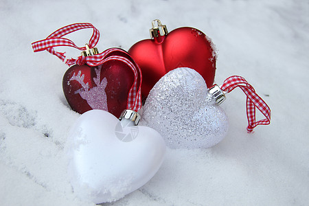 雪中红色和白色的心饰 玻璃 装饰品 球 玩具 十二月图片