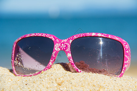 沙滩上的粉色墨镜图片