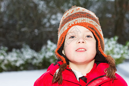 年轻男孩在雪中微笑 喜悦 冬季 外套 夹克 乐趣 围巾图片
