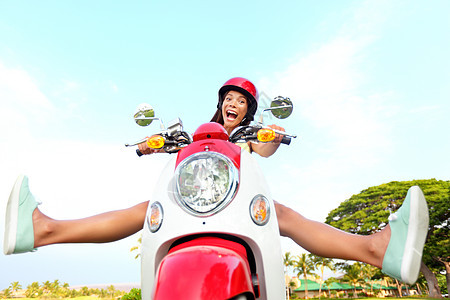 骑摩托车的开心快乐自由女人图片
