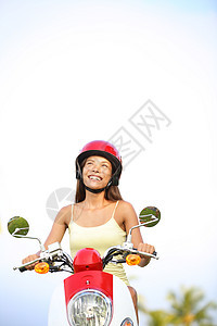 骑摩托车思考的女子图片
