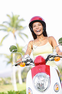 自由的女子骑着赛车开心图片