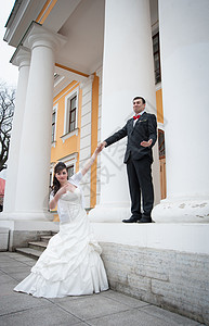 新娘和新郎 假期 建筑物 夫妻 一瞥 魅力 浪漫 天 美丽图片