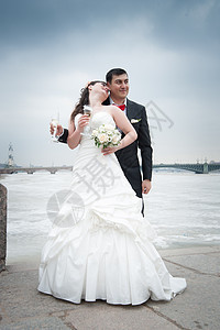 新娘和新郎 天空 霜 雪 冬天 裙子 寒冷的 天 户外图片