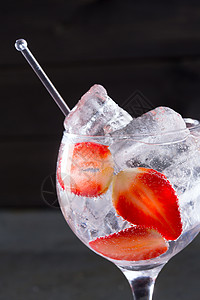 鸡尾酒加草莓冰雪大闭合 苏打 庆祝 宏观 反射 寒冷的图片