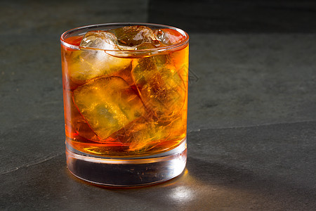 威士忌威士忌在玻璃岩石上 享受 手工制作的 古老的 瓶子背景图片