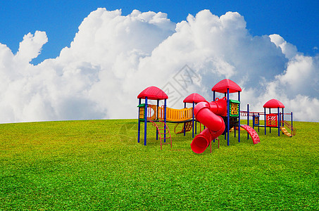 花园中多彩儿童游乐场 天空背景优美 梯子 玩具图片