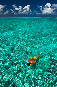 男人潜水 浮潜 宁静 夏天 呼吸管 海滩 旅行 热带 天空图片