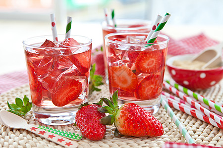 自制草莓柠檬 吸管 非酒精性 新鲜 勺子 茶 水平的图片