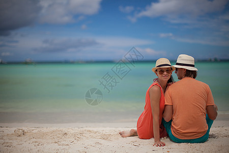 年轻情侣在海滩上享受彼此的快乐 浪漫的 热带 年轻的图片