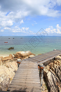 岛上热带海滩上的木制码头 海洋 阳光 场景 云图片