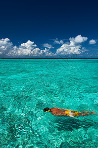 男人潜水 闲暇 天空 休闲的 云 假期 海洋图片