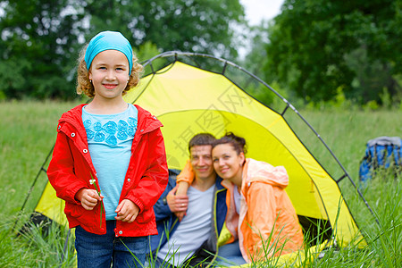 年轻女孩露营 运动 男性 帐篷 爸爸 树木 幸福图片