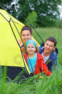 家庭露营 冒险 自然 夏天 女孩 父母 闲暇 姐姐 微笑图片