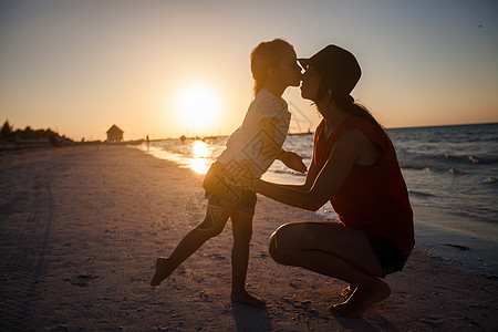 在霍本岛海滩的日落时分 妈妈和女儿在月光下身影图片