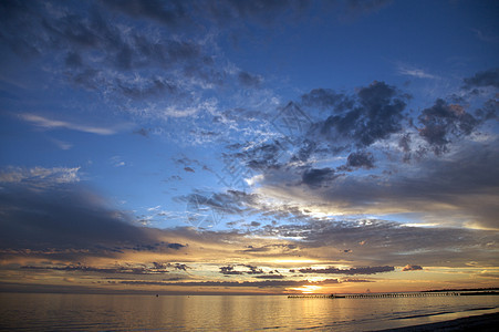 海滩日落 闪耀 地平线 帆 自然 海景 鱼 橙子 波浪图片