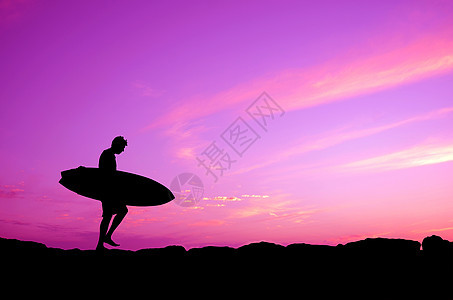 紫色天空冲浪图片
