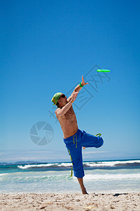 夏天在海滩上玩游骑球的有魅力的男人 微笑 美丽的高清图片