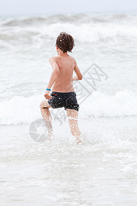 年幼的男孩在水中夏日节假日游乐海 微笑 海滩图片