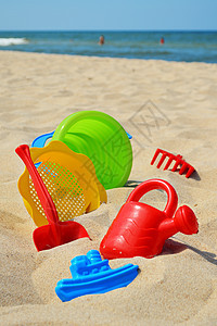 沙滩上的可塑儿童玩具 童年 假期 沙箱 娱乐 沙坑图片