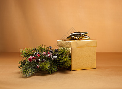 黄金现金 礼物 冬青 庆典 季节 优雅 球 圣诞树装饰图片