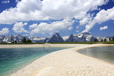 奥地利在山上的两个湖中图片