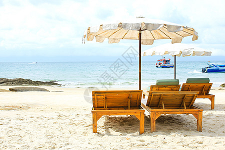 热带白色沙滩上的海滩椅图片