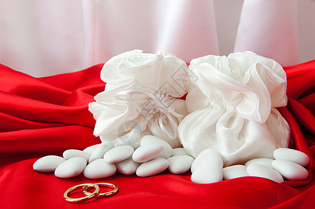 结婚戒指和对优雅织物的恩惠 周年纪念日 礼物 花束 庆典图片