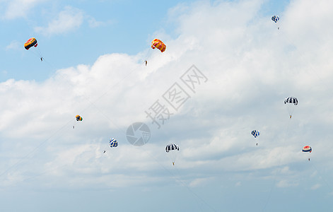 在天空中投放 蓝色的 飞行 假期 乐趣 娱乐 印度尼西亚 跳伞图片