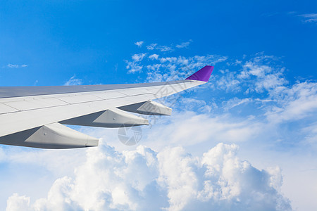 飞上云端的飞机机翼 人们看着天空 太阳 美丽的图片