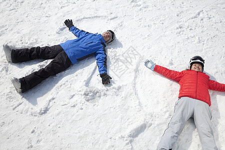 北京 世贸天阶在雪上躺着的情侣 造雪天使 旅游目的地 冒险 仰望 享受背景