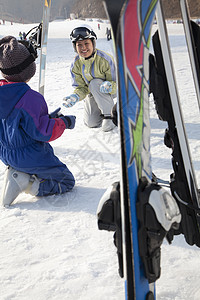 使用滑雪度假村的滑雪工具微笑家庭 滚雪球 旅游图片