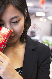 研究传统红包的女青年企业家 中国新年 中华新年 向下看 中文图片