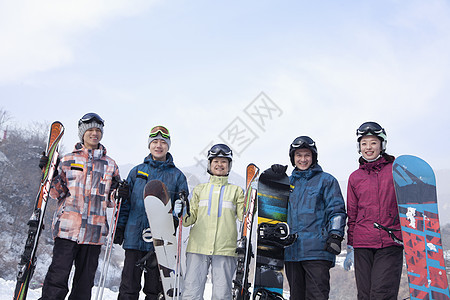 滑雪度假胜地的滑雪者群体 肖像 微笑 短发 喜悦图片