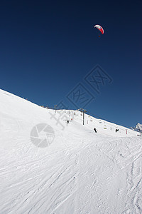 阳光明日滑雪斜坡的景象 顶峰 冰冷的 旅行 阿尔卑斯山图片