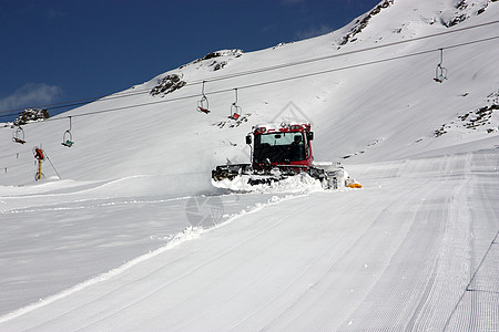 阳光明日滑雪斜坡的景象 全景 假期 粉末 寒冷的 清除图片