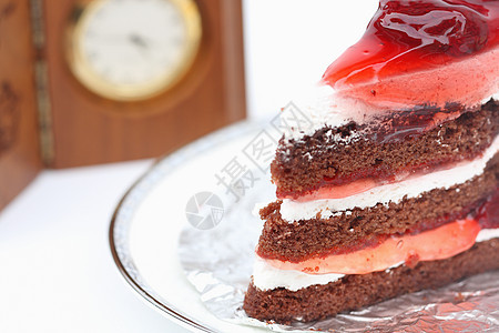 白色和时钟背景的草莓蛋糕 馅饼 糖 可口 糕点图片