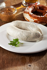 一对巴伐利亚白香肠 白色的 传统的 香菜 木制的 餐巾图片