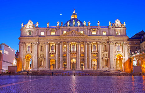 梵蒂冈在夜间图片