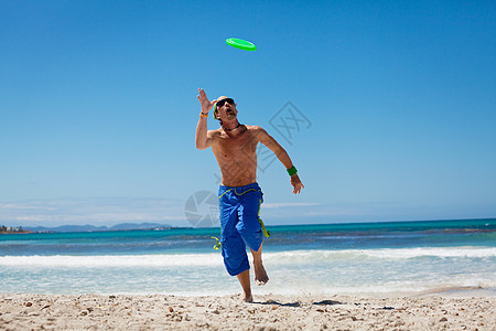 夏天在海滩上玩游骑球的有魅力的男人 假期 盘子图片