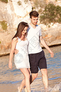 在沙滩上快乐的年轻情侣 暑假爱情 女朋友 夏天图片
