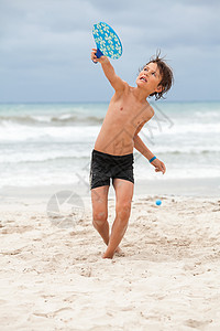 快乐的小孩孩子男孩 在沙滩上玩海滩球 假期图片