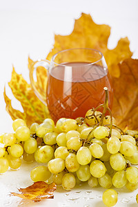 以葡萄和叶子杯红酒盟誓 饮料 果汁 酒厂 生活 食物图片