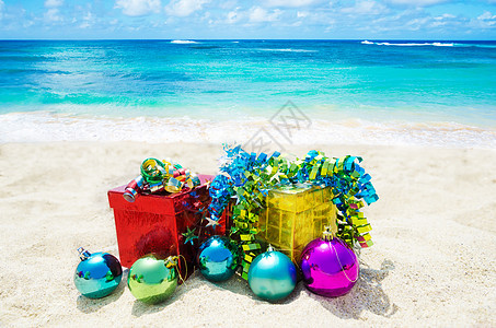 两盒礼物 在海滩上 带圣诞球的圣诞节球 - 节日骗局图片
