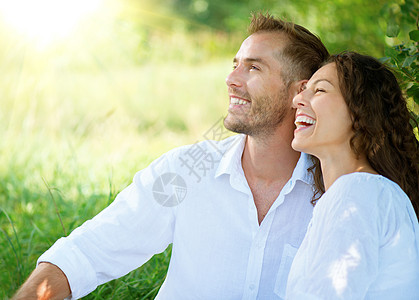 快乐微笑的情侣在公园放松图片
