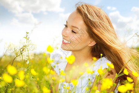 躺在绿草上的梅朵美少女 绽放 太阳 自由的 草地 美丽的图片